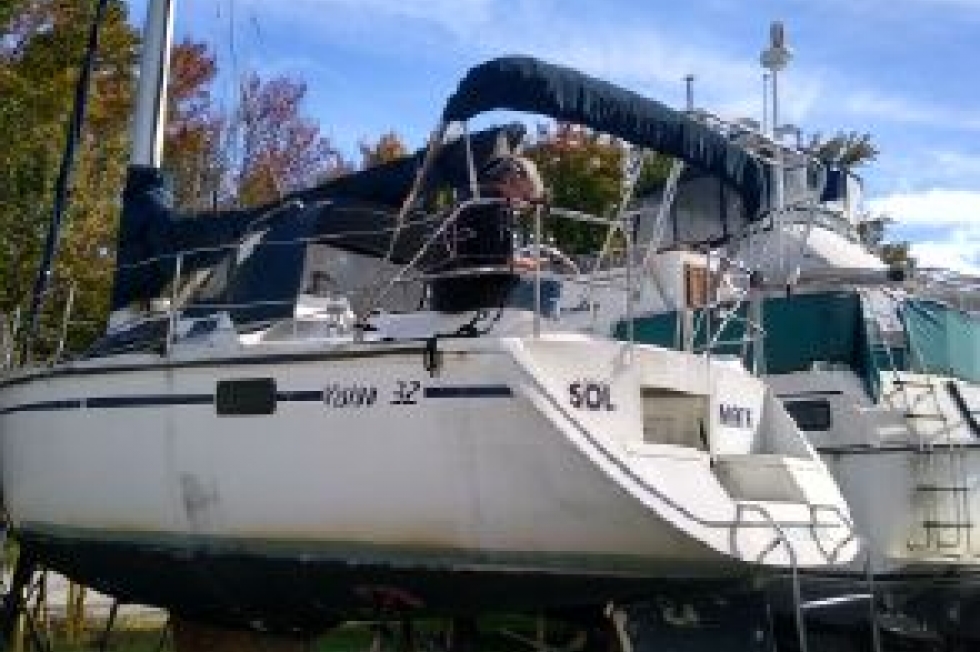 1989 Hunter 32 Vision for Sale by Hawk's Marine